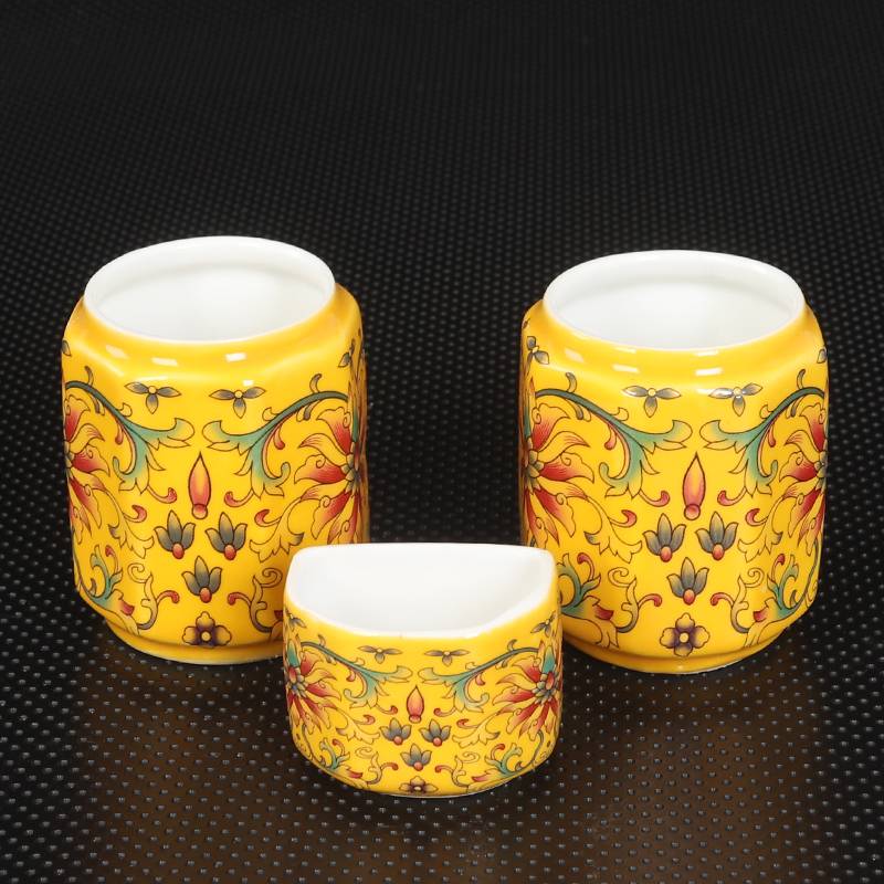 An eight-point glass of sculptor plastic cups