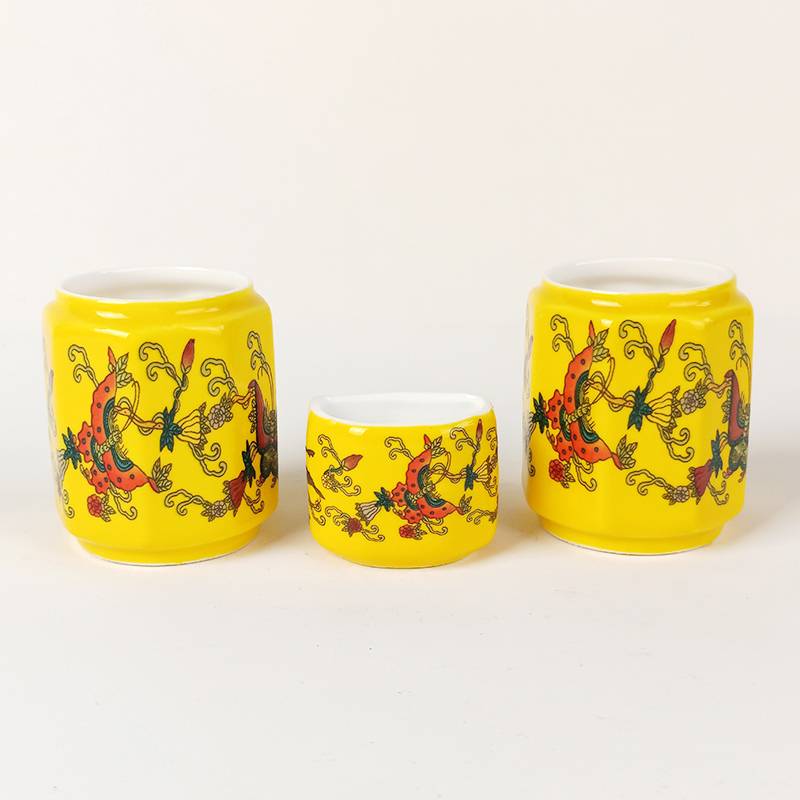 Yellow eight-point-bread butterflies