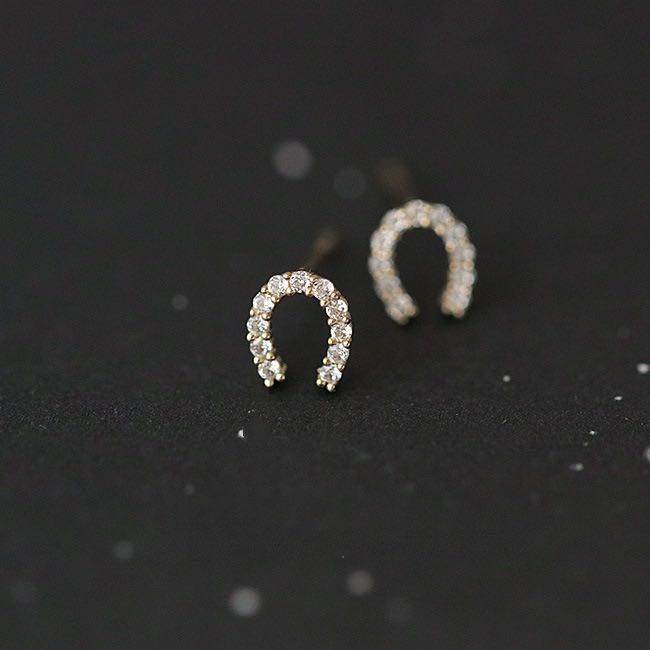 Japan's lucky horseshoe iron U -shaped minimalist sterling silver cold air temperament mini diamond 14K gold -plated earrings female