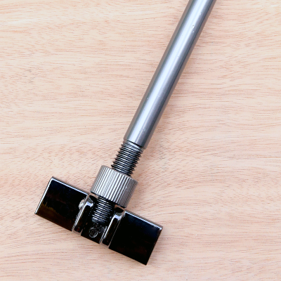 The stainless steel plug-in-the-coated parts fish and fish-fishing on a one-way locator stand-and-monger