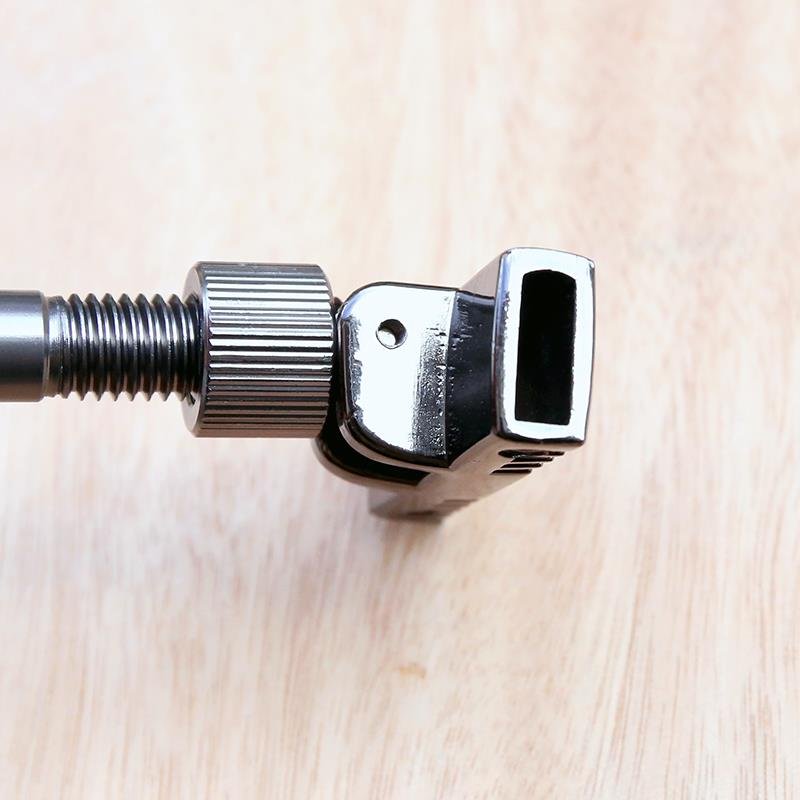 The stainless steel plug-in-the-coated parts fish and fish-fishing on a one-way locator stand-and-monger
