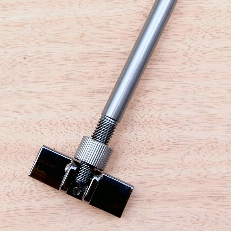 The stainless steel plug-in-the-coated parts fish and fish-fishing on a one-way locator stand-and-monger
