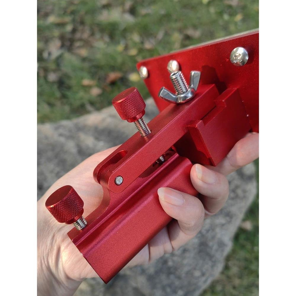 Aluminium alloy gear, pre-positioned to the right and right hand of a large-and-right cannon pole stand