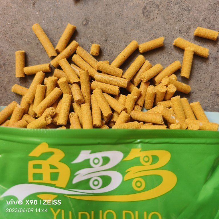 Fish with three generations of green herbfish baits and fish ponds, cyanide