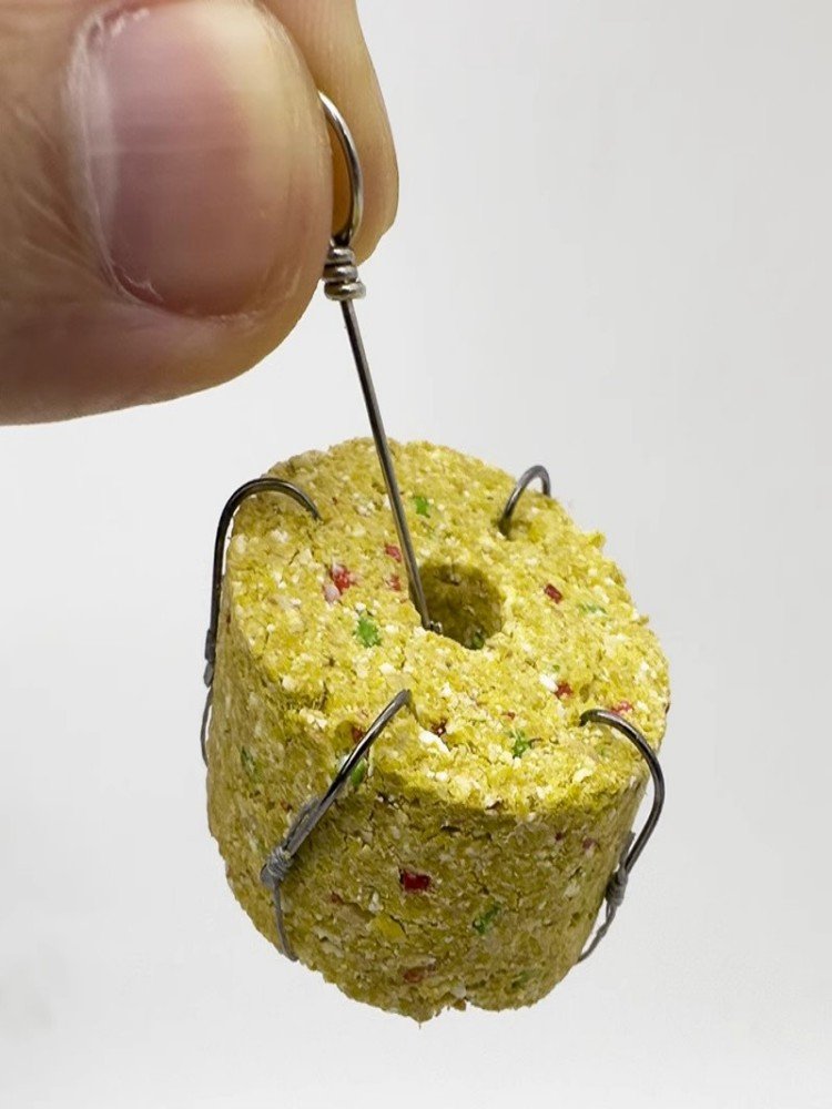 A small-explosive bait, a piece of bait specializing in fishing for a green grass pole, and a pole road that expands