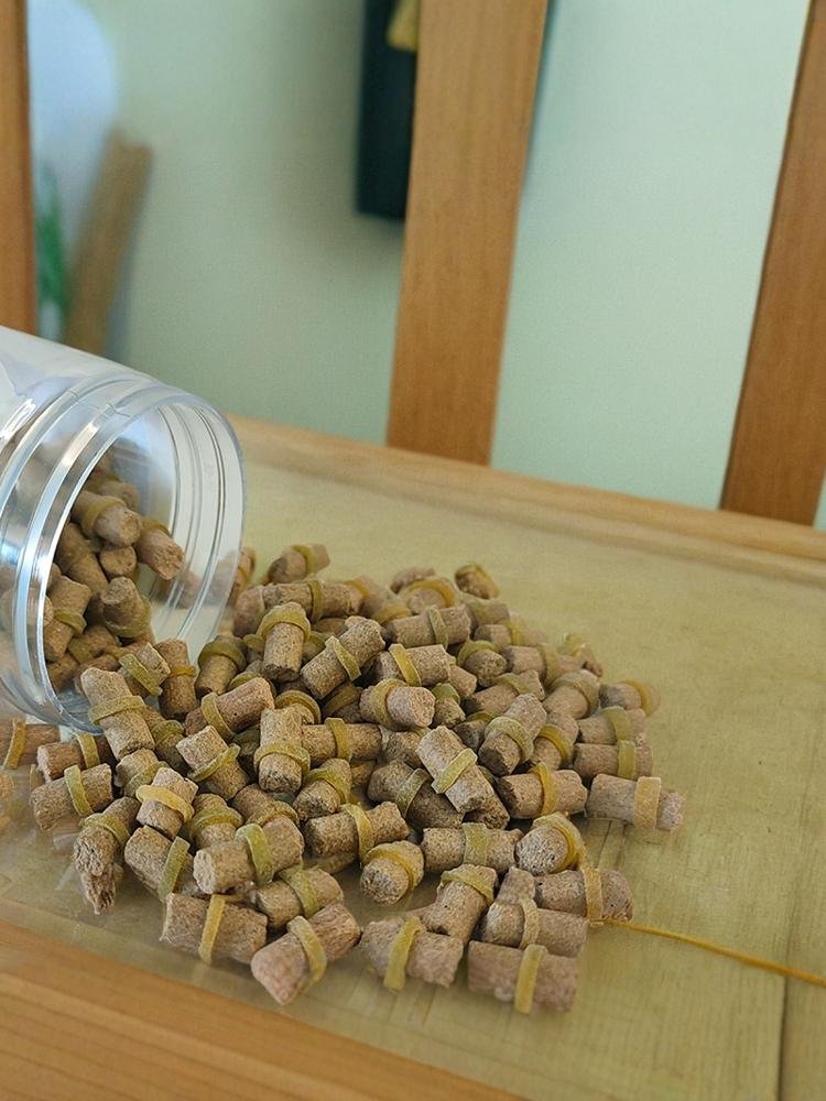 Garlic-flavored pellets, garlic-coated chords, mackerel and green fish ponds