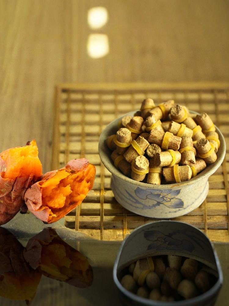 Garlic-flavored pellets, garlic-coated chords, mackerel and green fish ponds
