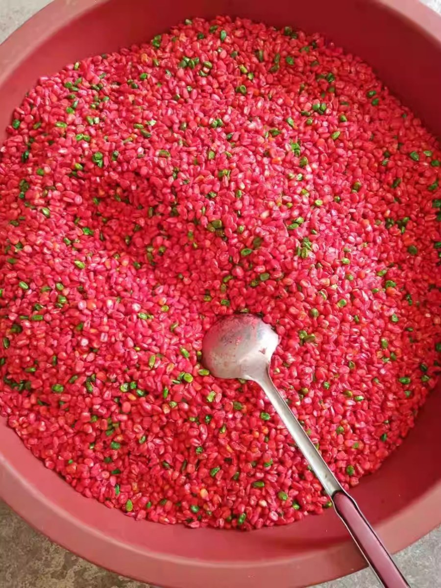 Lee's little fur-screw red corn additives make veggie-coated rice grains easy