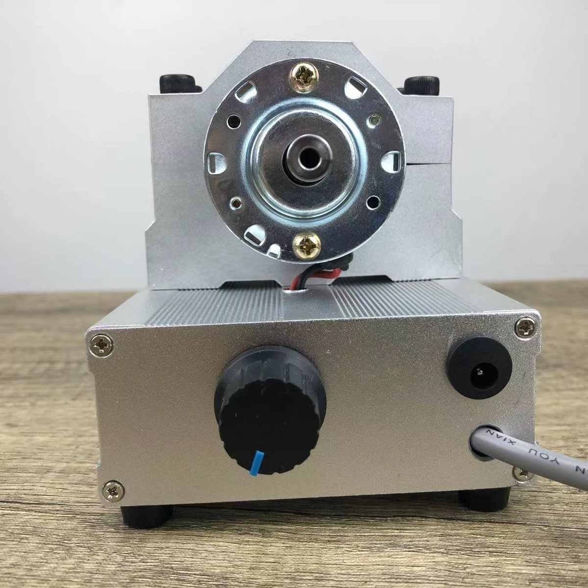 The grinder comes out of the pearl polisher, floats on the chromosomal 24-volt current machine