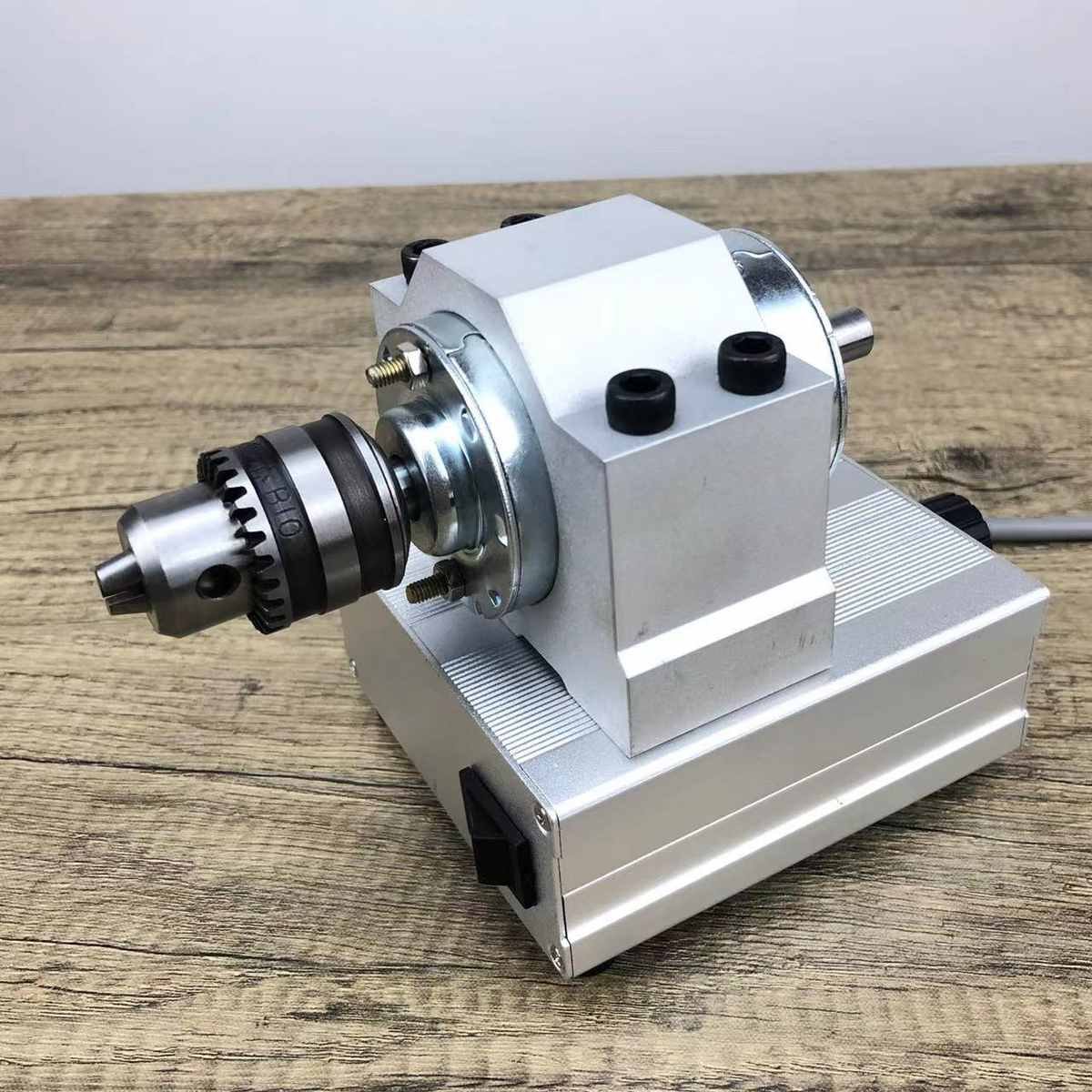 The grinder comes out of the pearl polisher, floats on the chromosomal 24-volt current machine