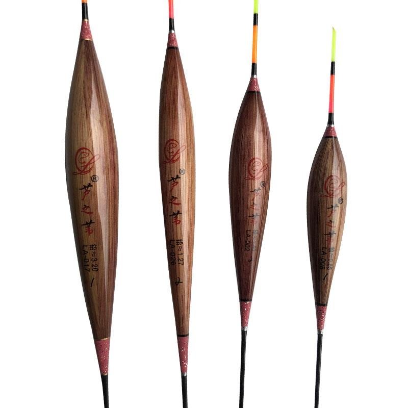 The reed floats in a spicy carpfish, and the fish is not grass, and the coarse and shallow water-rich floats