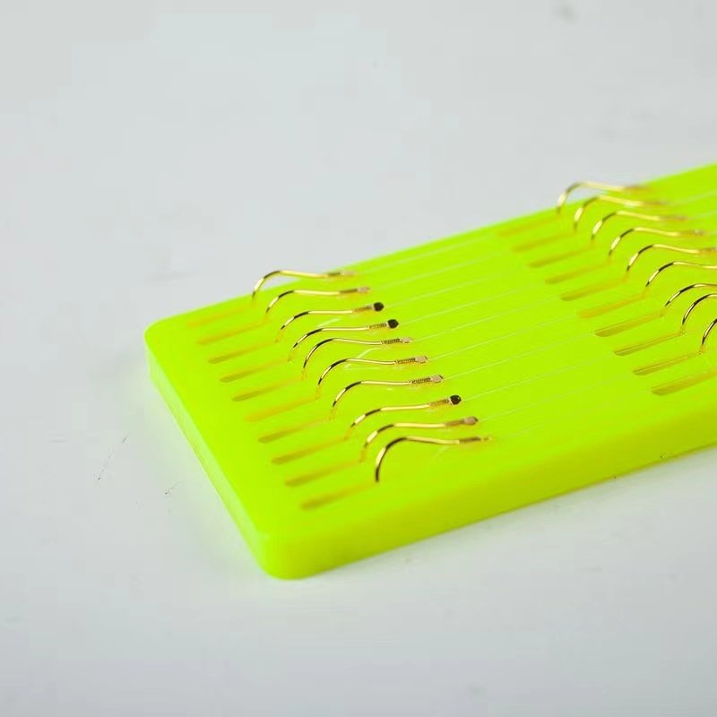 Script hooks, short-lined, double-coated, sub-lined gold sleeves, entangled around the field, fishing hooks