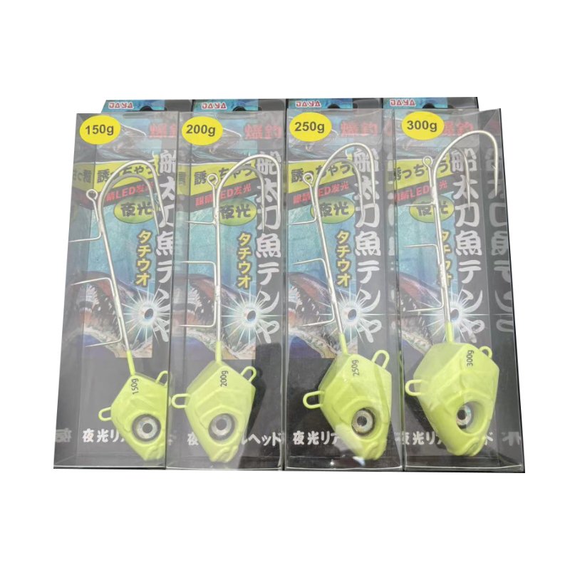 In the night, the Asia-Pacific sword hooks with a fish hook, a lead hook, a hook with a fake bait, a fishing vessel with two claws