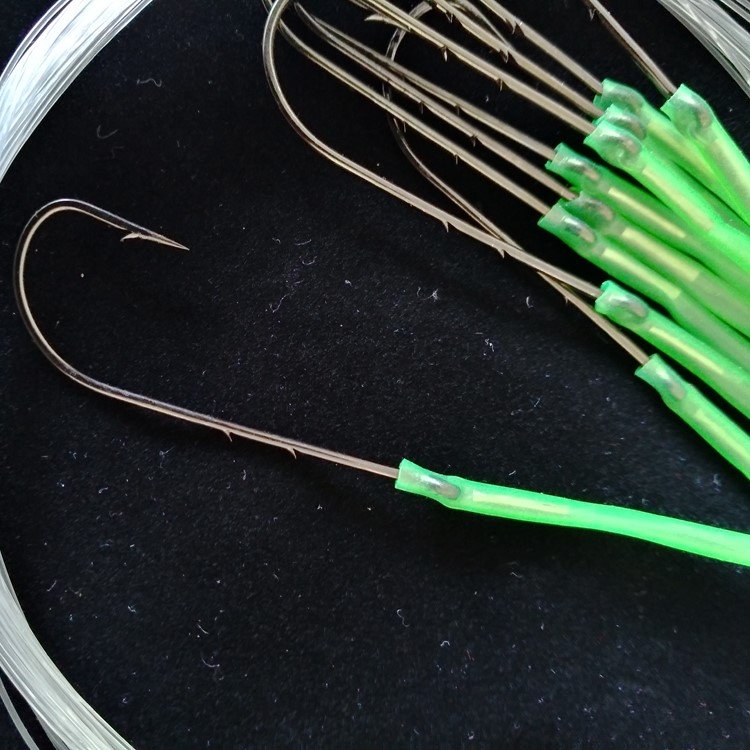 The mackerel hook, the mackerel hook, and the yellowfish hook, and the fishing boat, with their backs pierced with long-stringed hook hooks