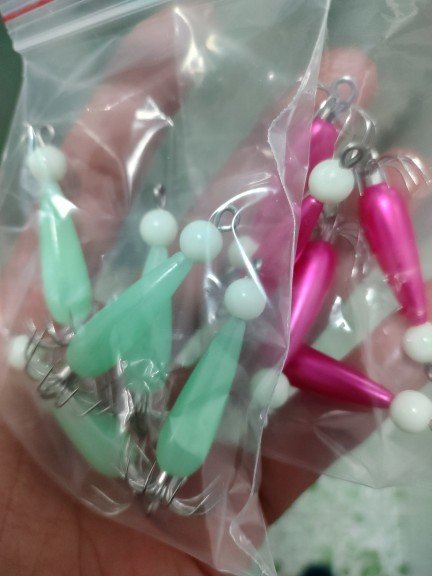 Octopus hooks, eight big fish hooks, and an expanded version of the net-red light。