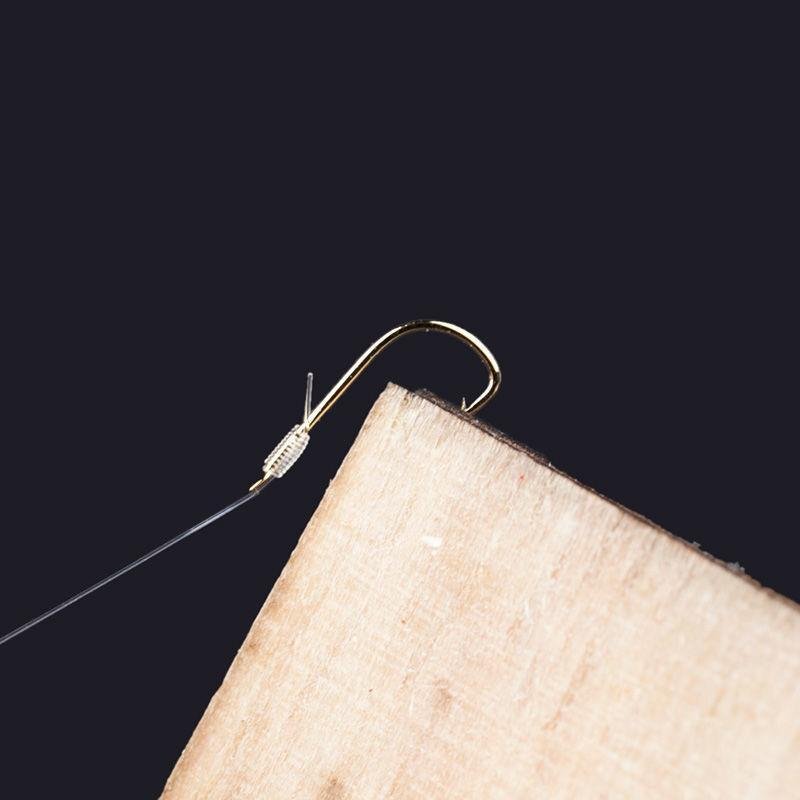 The fish wires are tied to a pair of chords, and the cuffs of the cuffs are very small