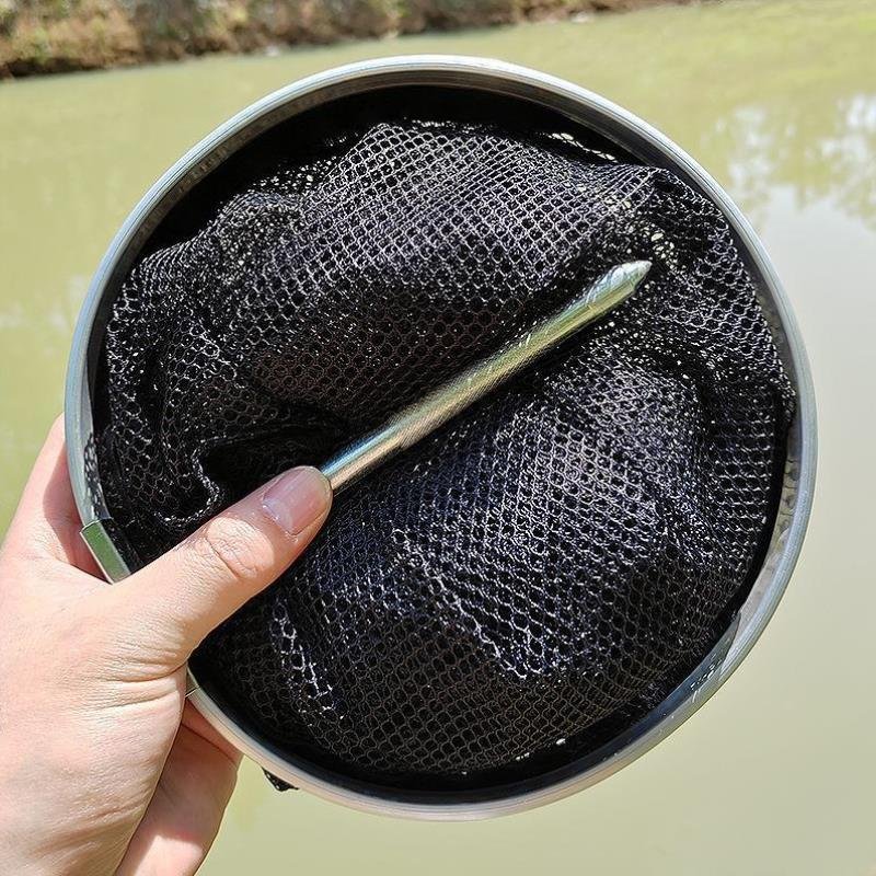 Folding a stream of small, small fish and carrying a small, small, small, fast fish to protect a larvae