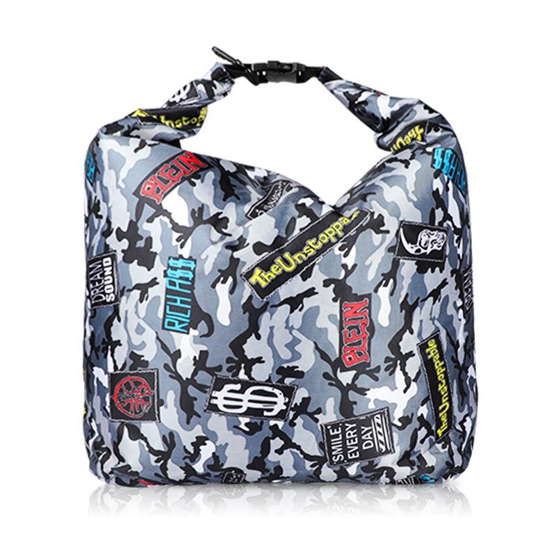 Live fish bags, small hand-carved fish and thick fish, and a hand-held waterproof fish catch