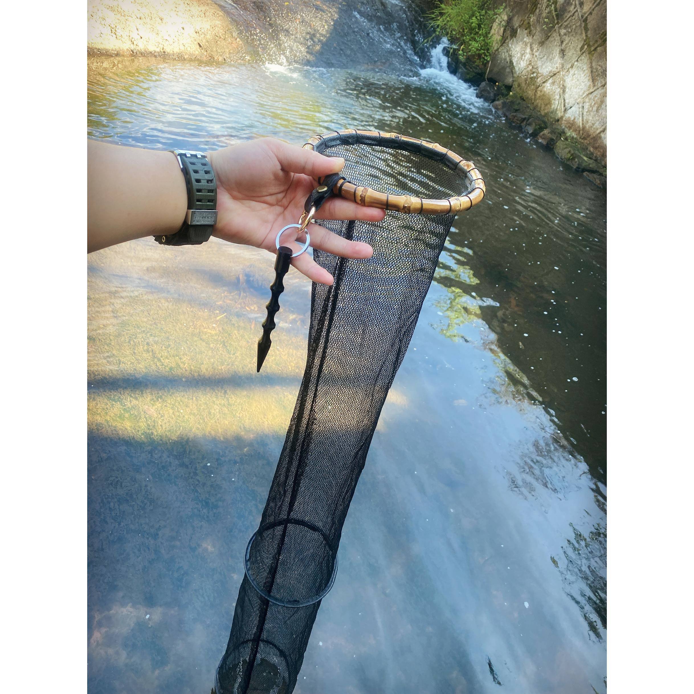 The Luya fly stream net is carrying a little bit of its back to catch a little bit of a little bit of a puddle