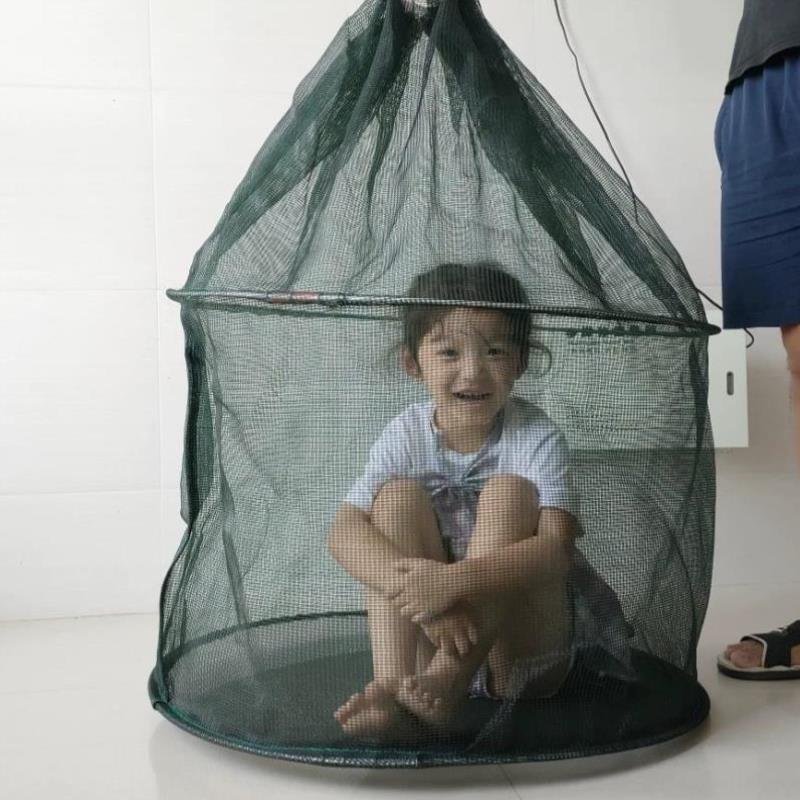 Crabs in a fish net box with thick and thick folding nets temporarily feed a fish cage
