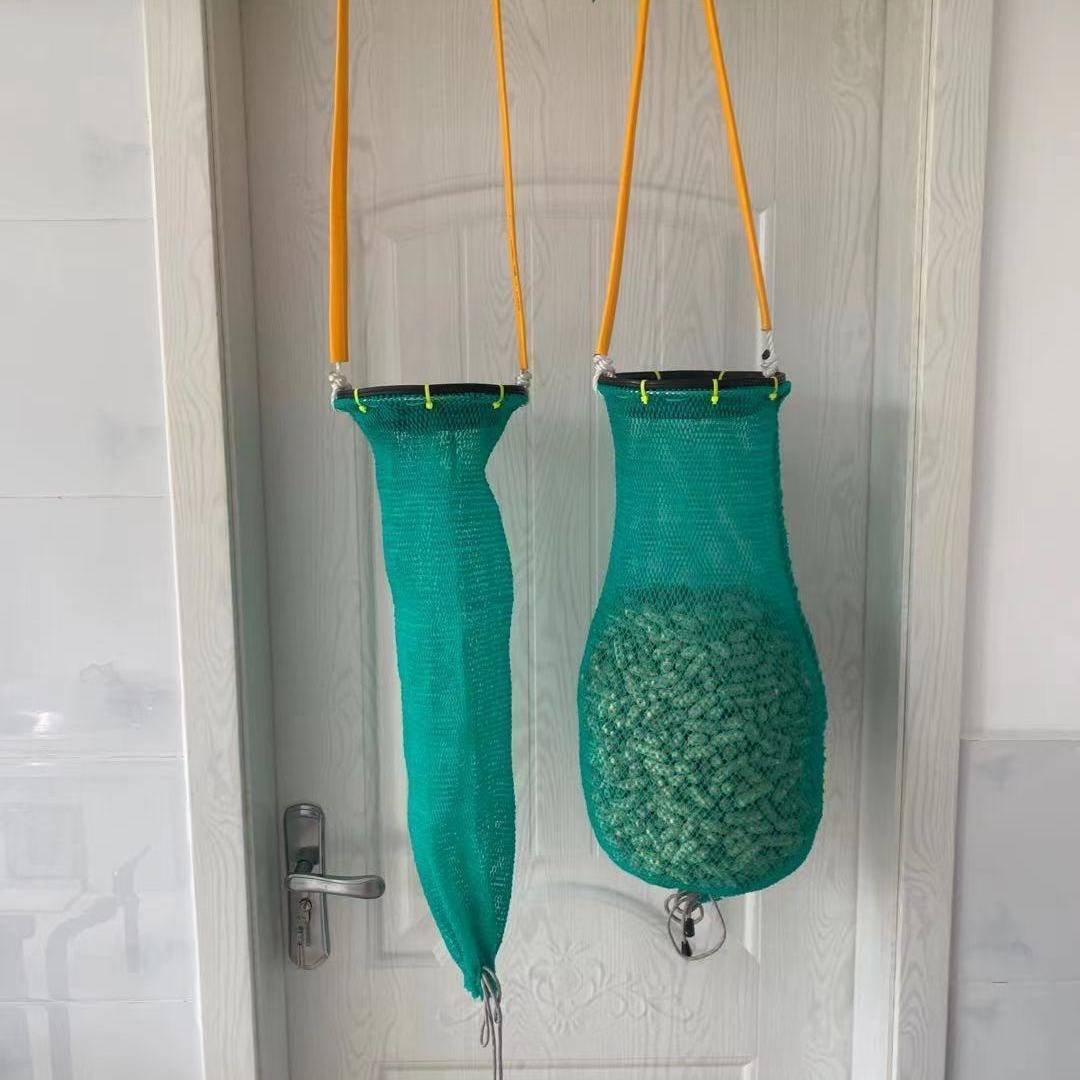 Scrambling cans to the open sea with fish and fish to protect them from the crab trap