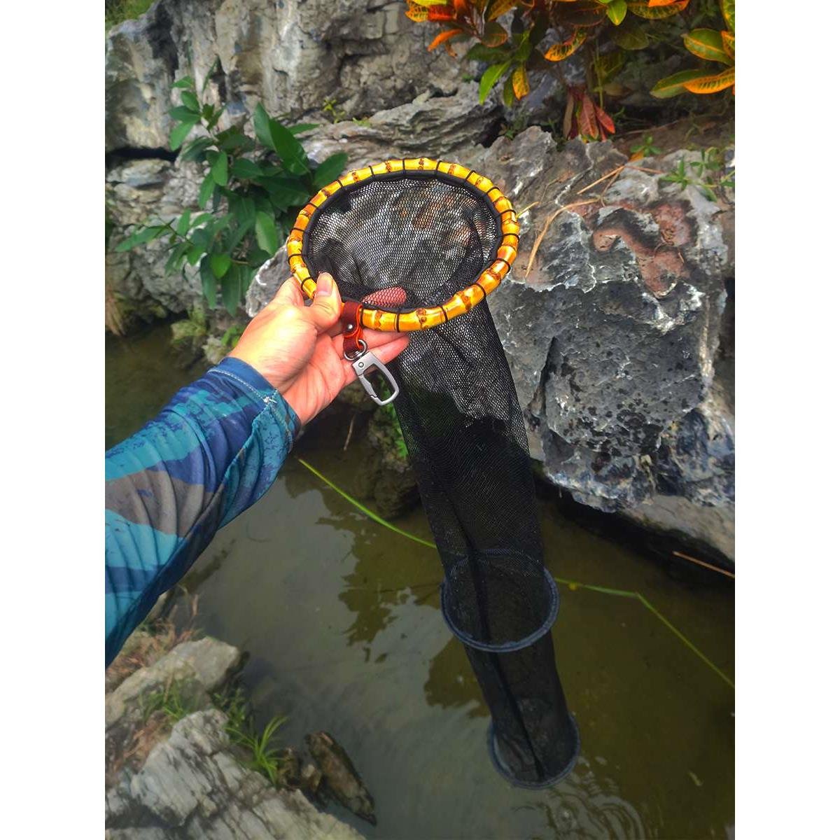 The Luya fly stream net is carrying a little bit of its back to catch a little bit of a little bit of a puddle