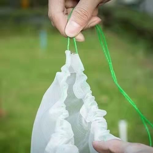 A thick snake bag and a nylon bag with a fish bag and a sacrosanct protection from flies and tans, encrypted ham net bags