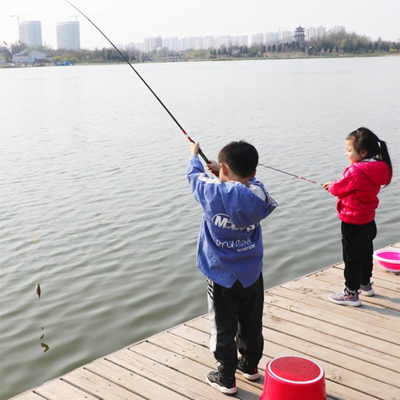 A child's best-serve mini-pants and a 12-year-old kid's hand-aided crab