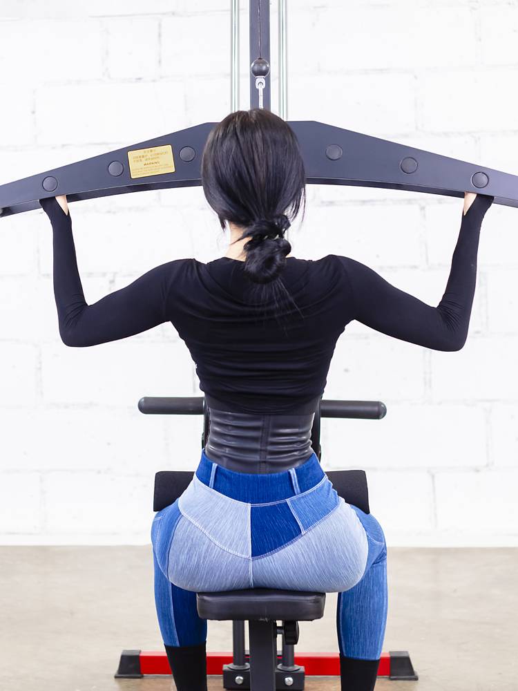 Multi -position tensile pole barbell sitting position rowing at a low position and high position and downward pressure