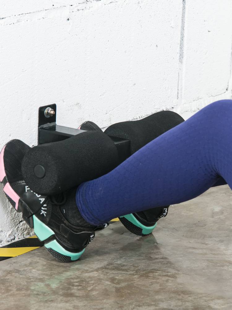 The wall of the wall is lying on the legs, the legs rack up, the auxiliary of the sitting up