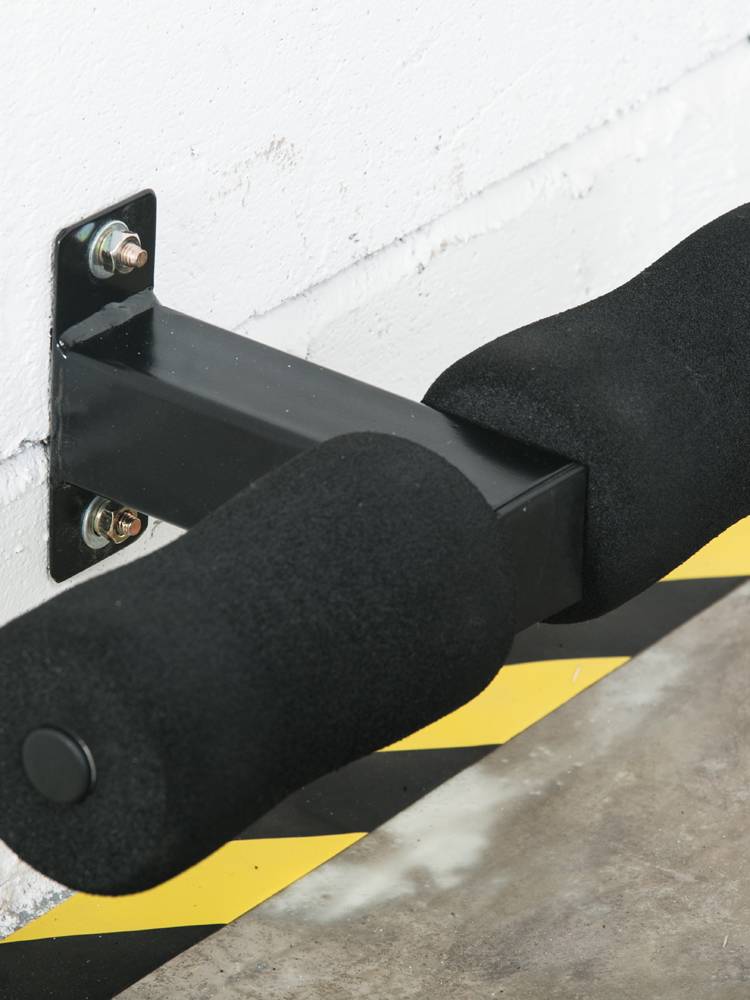 The wall of the wall is lying on the legs, the legs rack up, the auxiliary of the sitting up