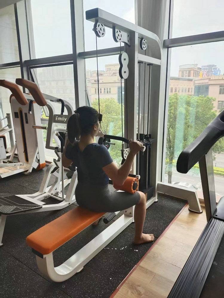 Back training equipment for a high-level, low-level back muscle exercise trainer at the gym