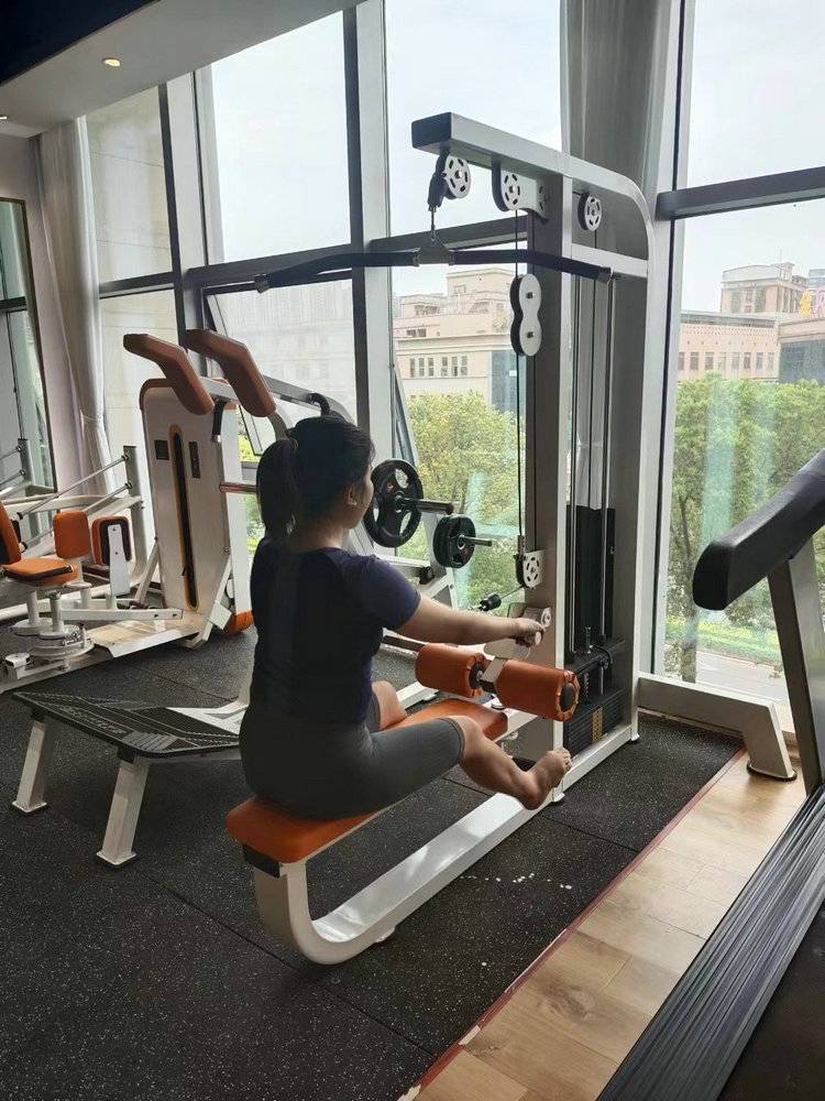 Back training equipment for a high-level, low-level back muscle exercise trainer at the gym
