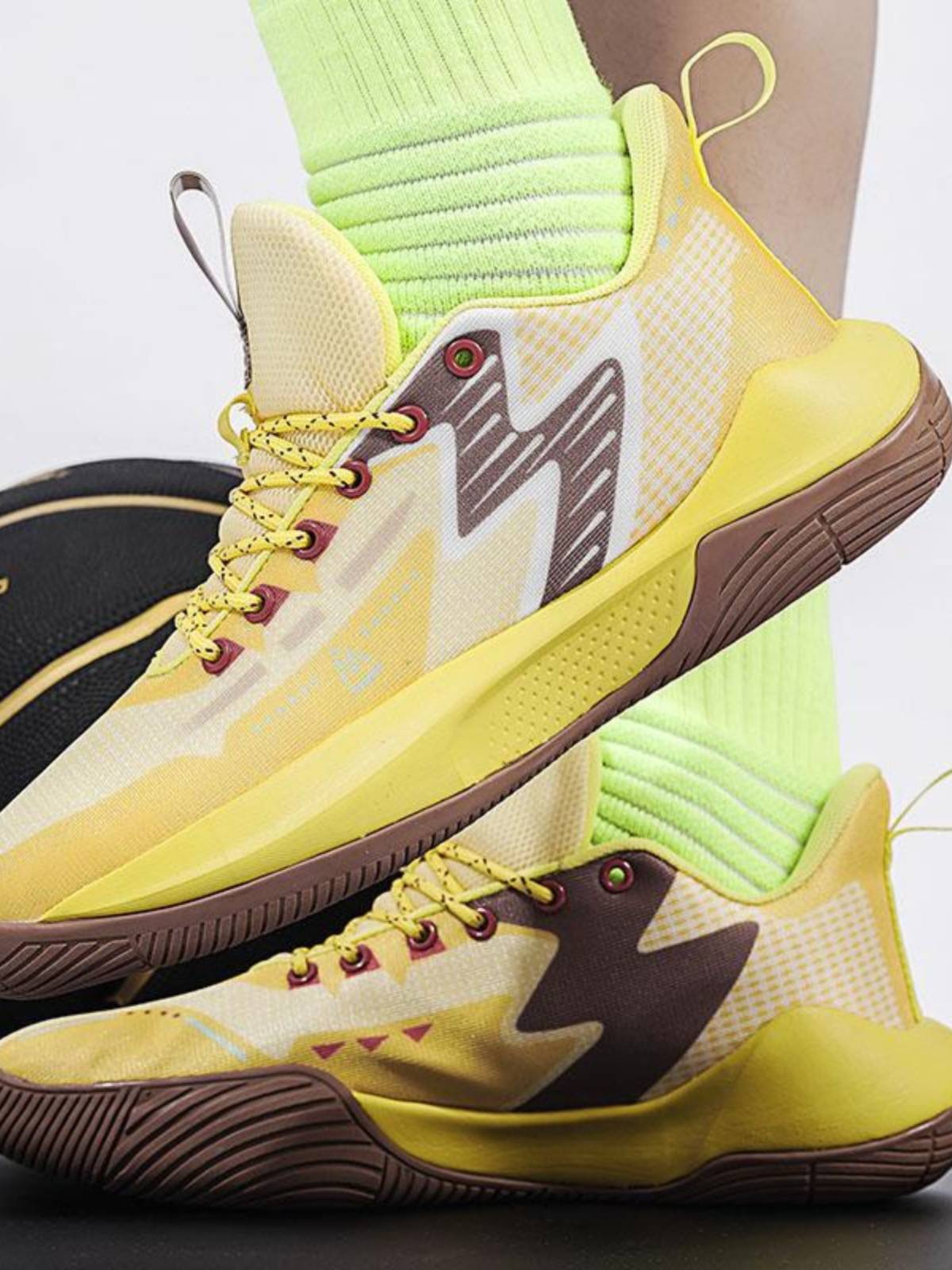 Matching Li Ning's light and low-quality basketball shoes for schoolboys with concrete sneakers inside and out