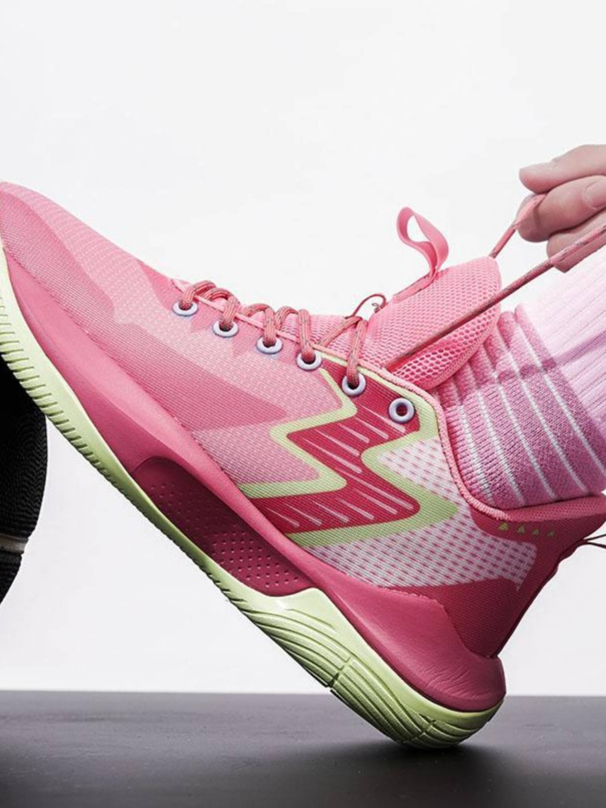 Matching Li Ning's light and low-quality basketball shoes for schoolboys with concrete sneakers inside and out