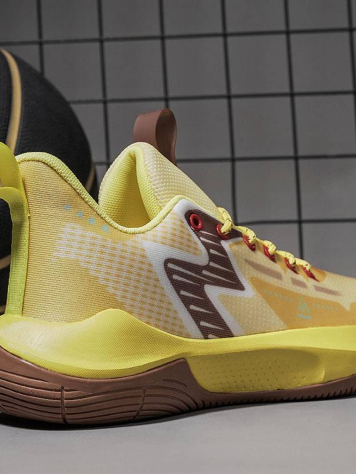 Matching Li Ning's light and low-quality basketball shoes for schoolboys with concrete sneakers inside and out