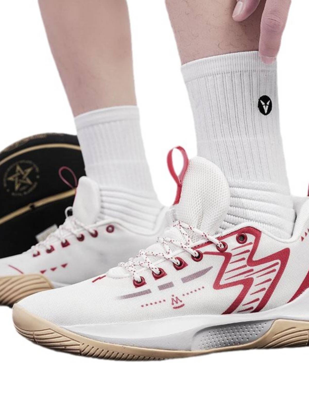 Matching Li Ning's light and low-quality basketball shoes for schoolboys with concrete sneakers inside and out
