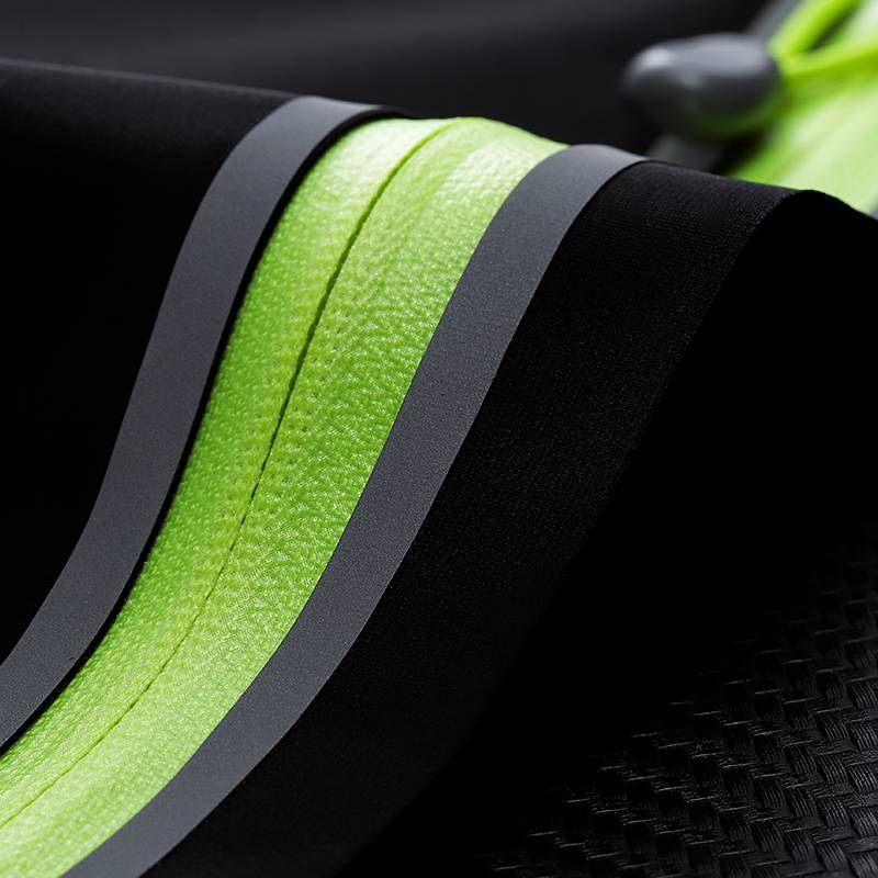 A run-in-the-port, a woman's mobile phone bag, a man's marathon equipped with super thin, invisible belts, multifunctional waterproof