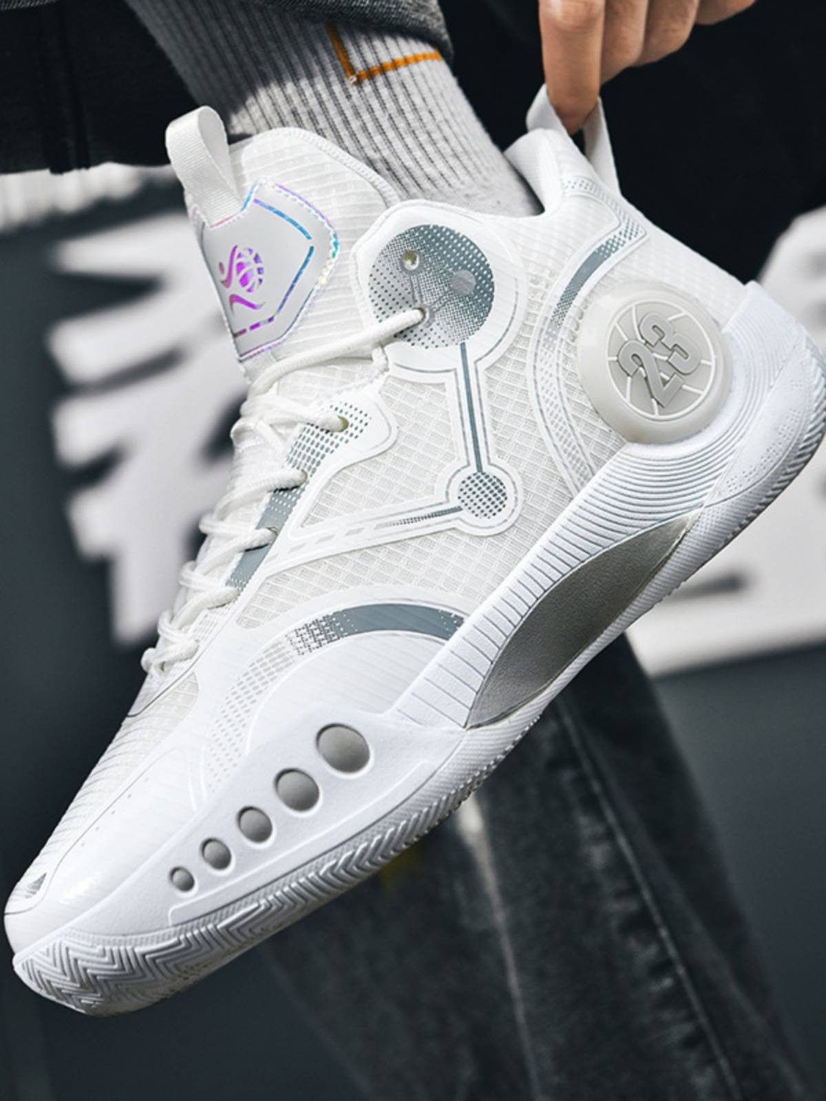 The Li Ning Shoes Men's Boots are sliding through the air to slow down the tremors