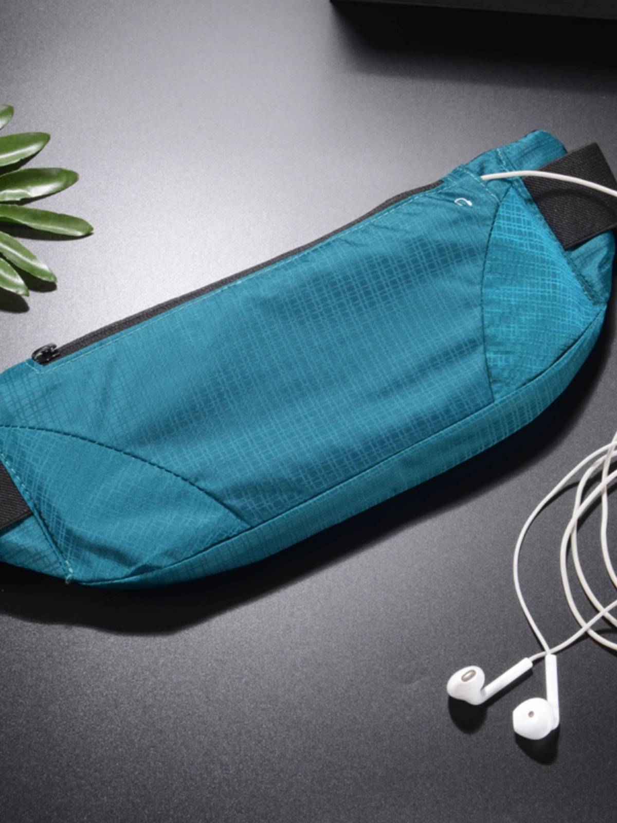 A sports phone with a multi-purpose waterproof marathon with a super-light, super-invisible tour