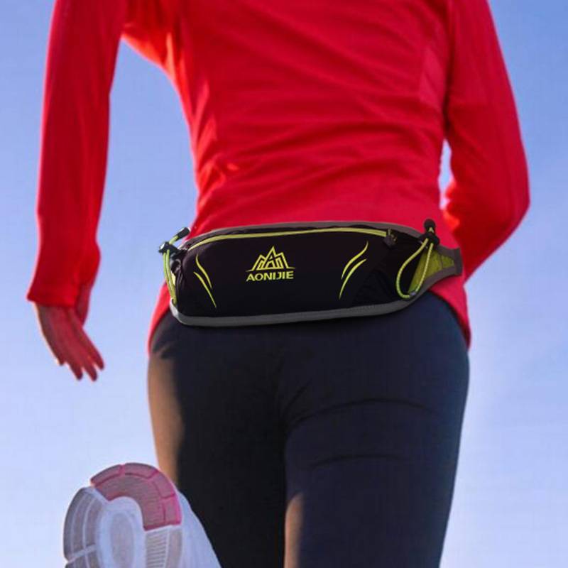 Run the back bag, the invisibility of a woman, and play with a man's phone in a water kettle