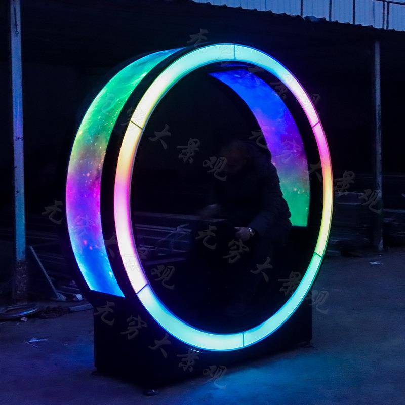 Large -scale non -dynamic glow running wheel shopping area of outdoor squares punch -in -landscape hamster running wheel ornaments