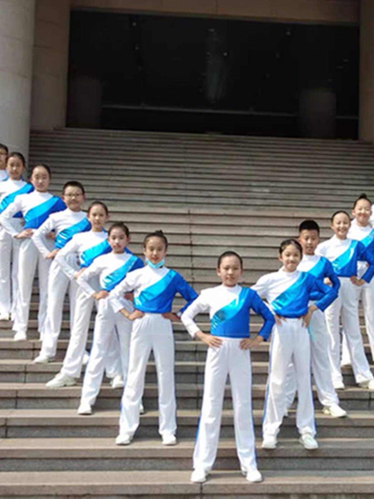 Primary and secondary school students radio gymnastics contest gymnastics group gymnastics watch children's square dance performance dance service