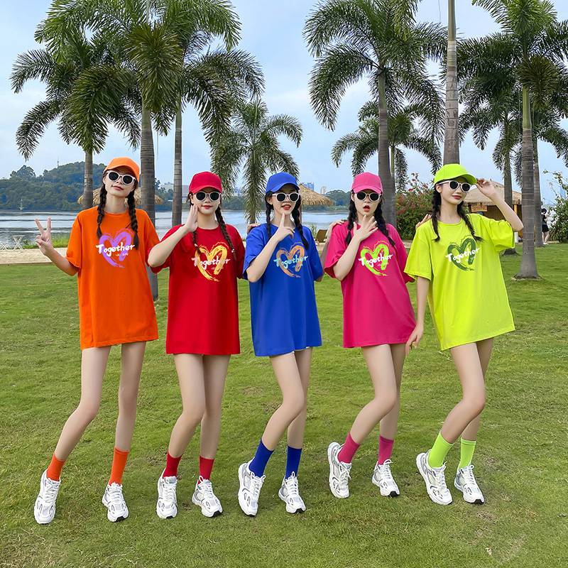 New girlfriends Sisters set la la la la la la la showing, showing group travel, photography and clothing graduation season