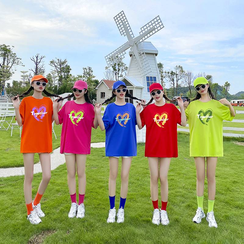 New girlfriends Sisters set la la la la la la la showing, showing group travel, photography and clothing graduation season