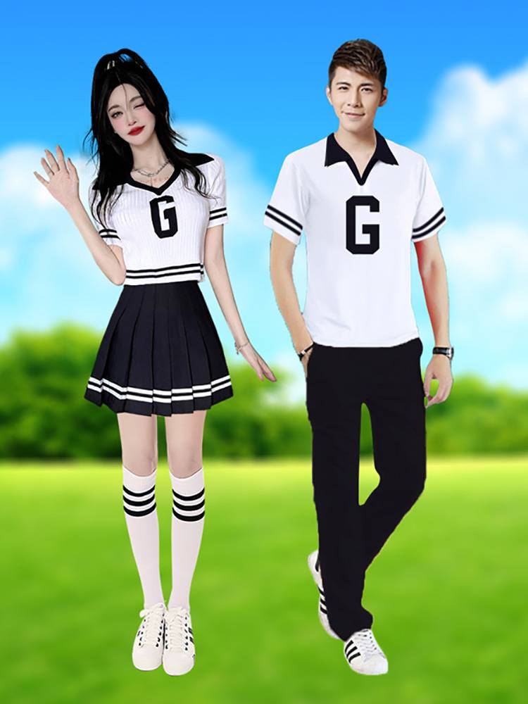 The opening ceremony of the college student couple cheerleader performance games