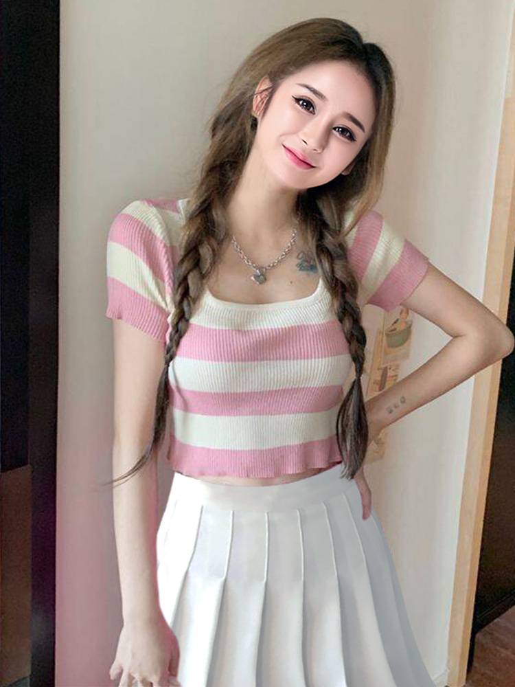 The opening ceremony of the university student sports meeting of the contrasting striped knitted sweater, a laid -gale
