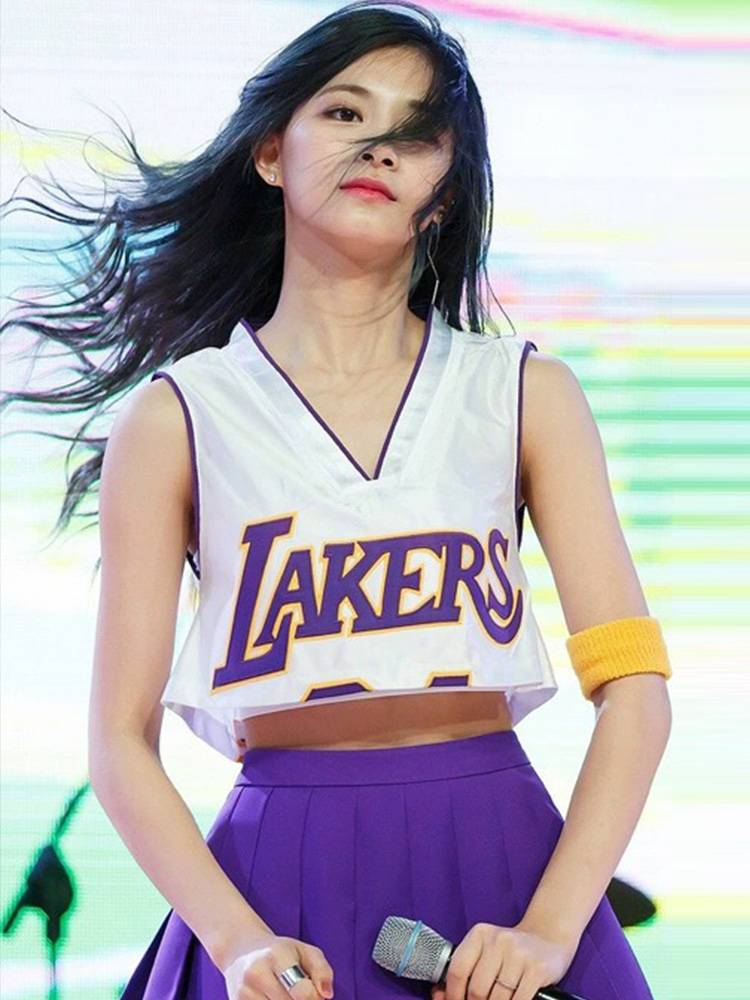 Soccer-baby-breathing adult-student competition to perform the Korean girls' costume