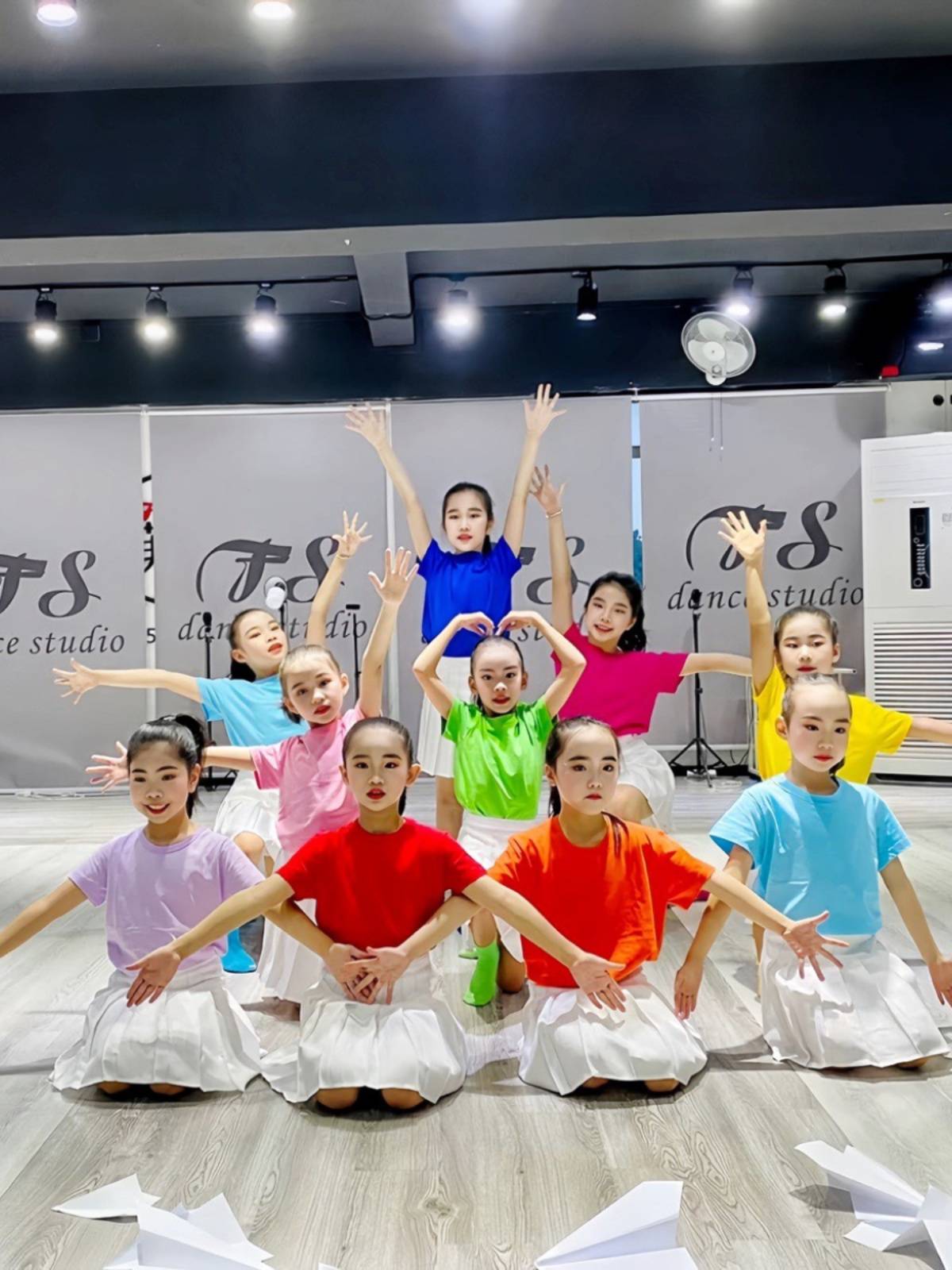 Primary and secondary school students youthful vibrant dance clothing candy -colored T -shirt dopamine dressing sports meeting