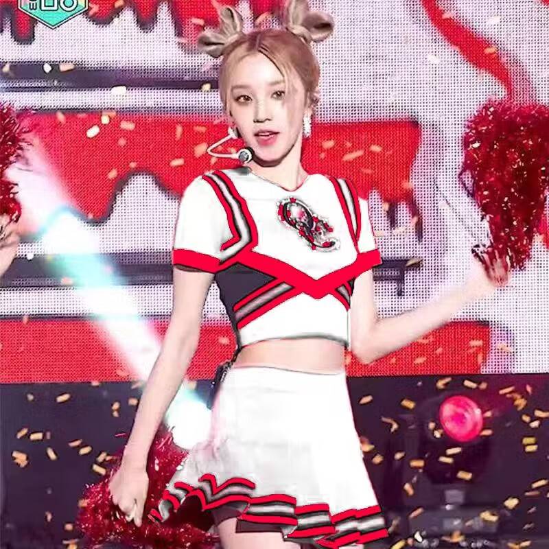 The opening ceremony of the new cheerleader performance service student sports meeting.